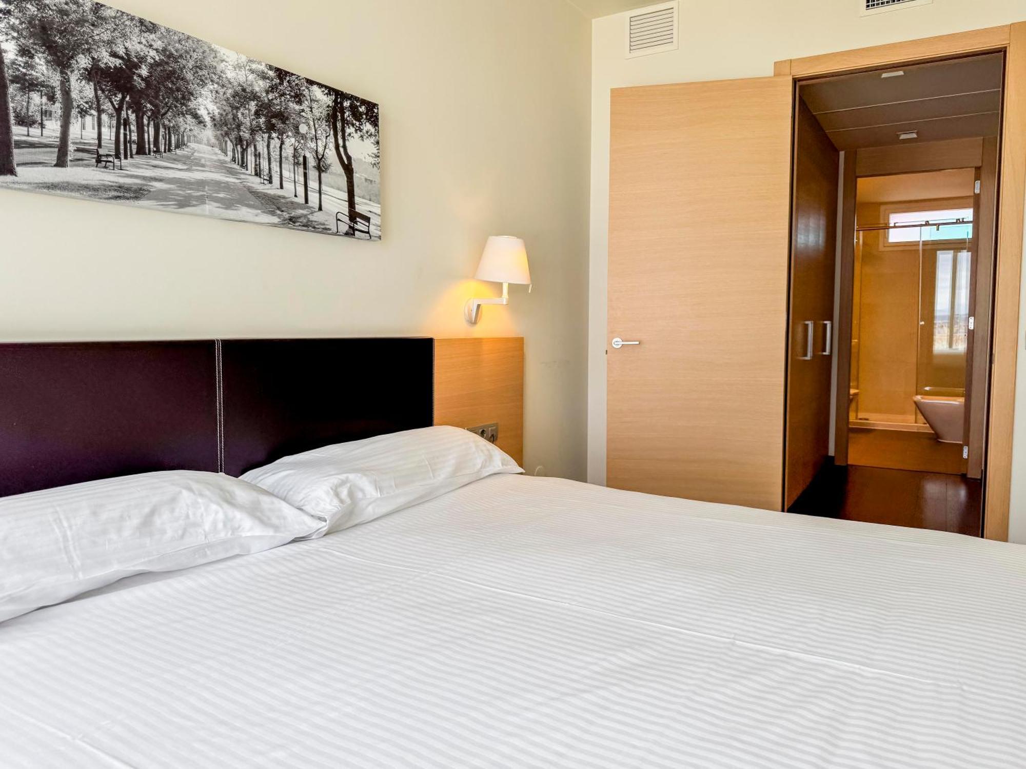Hotel Jardines De Uleta Suites Vitoria-Gasteiz Ngoại thất bức ảnh