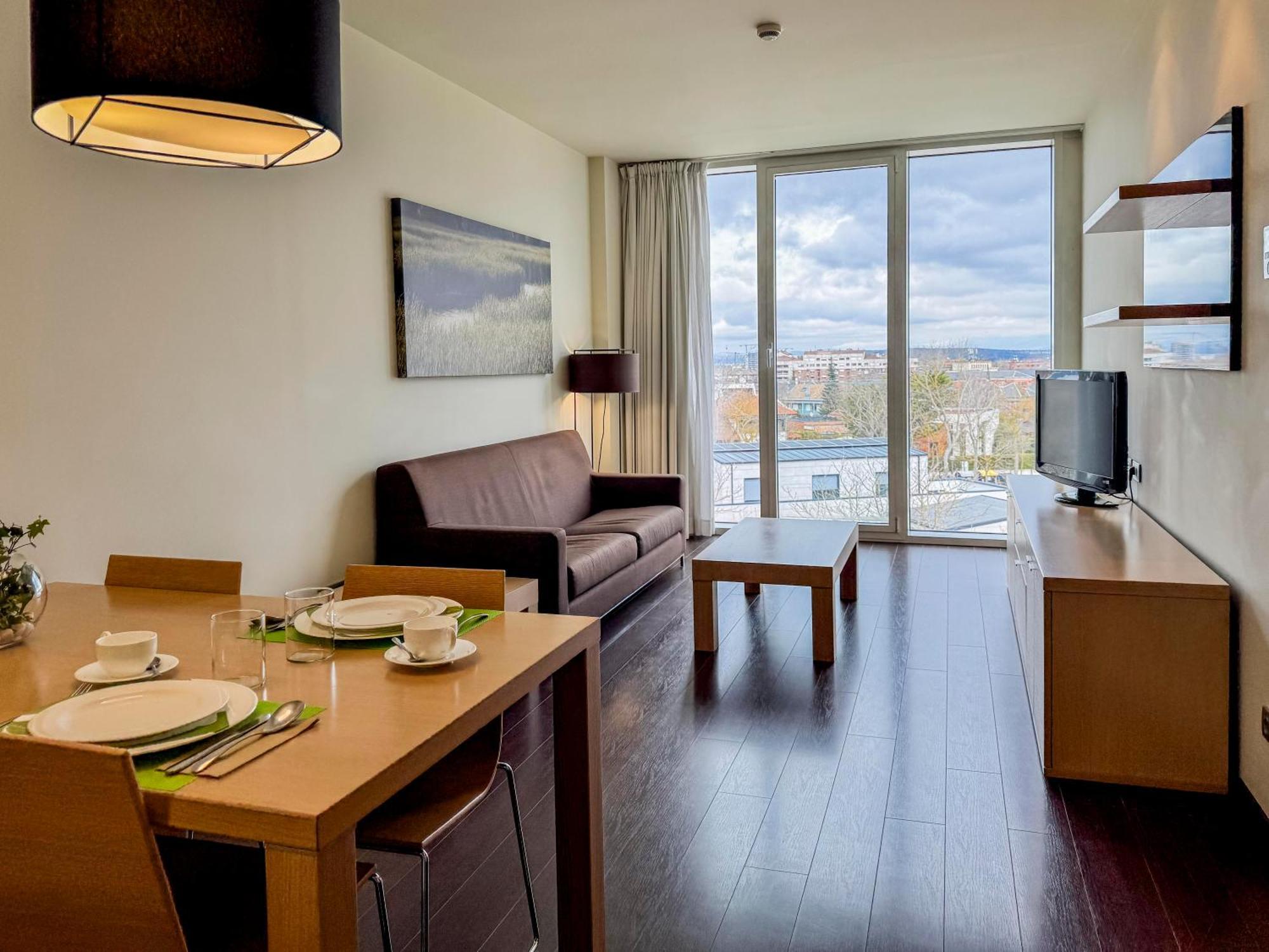 Hotel Jardines De Uleta Suites Vitoria-Gasteiz Ngoại thất bức ảnh