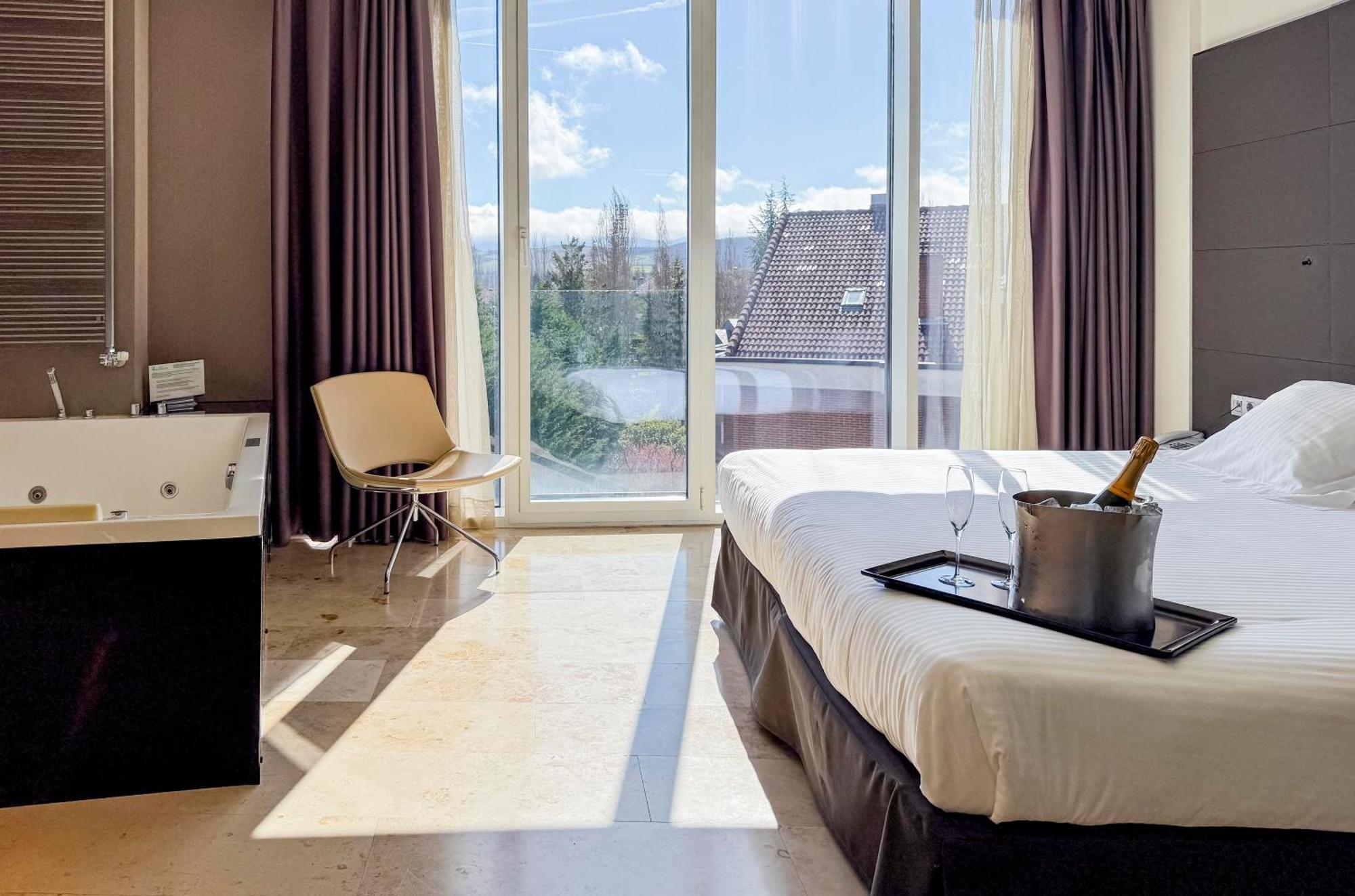 Hotel Jardines De Uleta Suites Vitoria-Gasteiz Ngoại thất bức ảnh